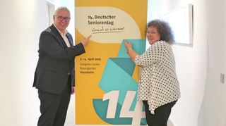 Bürgermeister Thorsten Riehle und BAGSO-Vorsitzende Regina Görner kündigen den 14. Deutschen Seniorentag in Mannheim an.