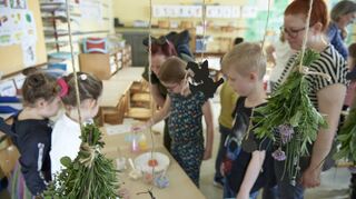 Forschernetzwerk-Tag in Biblis: Die Kita Pusteblume lässt die Kinder an der Station Hexenzauber einen Zaubertrank anrühren.