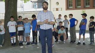 Auf dem Pausenhof der Alten Schule begrüßt der kommissarische Schulleiter Timo Helwig-Thome die Teilnehmer beim Forschernetzwerk-Tag.