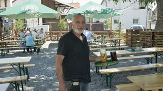 Am sonnigen Wahlsonntag saßen gegen 12 Uhr die ersten Gäste im Biergarten von Kosta Vafeiadis.