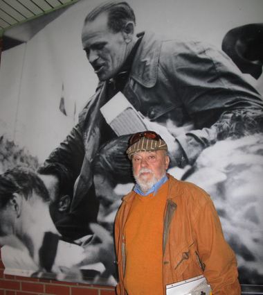 Karl-Heinz Schwarz-Pich (hier vor einem Bild von Sepp Herberger) befasst sich mit Fußballgeschichte.