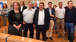 Gespannt aufs Ergebnis: Stadtspitze und Parteienvertreter – vornehmlich von CDU und Grünen – bei der Wahlpräsentation am Sonntagabend im Ratssaal.