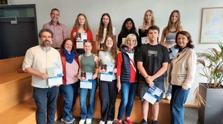 Die Lehrer freuen sich mit den Preisträgern: Charlotte Dereich (hinten v.r.), Zoe Erhardt, Joyleen Kugatas, Hanna Swietlicki und Celina Becker sowie Hannah Schäfer (vorne 3.v.l.), Suela Kelmendi (vorne 4.v.l.), Linus Weidenauer (vorne 2. v.r.).