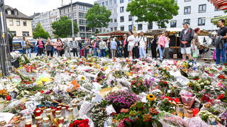 Ein Blumenmeer auf dem Mannheimer Marktplatz für den getöteten Polizisten Rouven Laur.