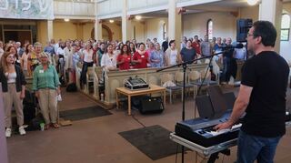 Der erfahrene Gospelmusiker Hans-Christian Jochimsen begeisterte bei dem Workshop mit anschließendem Konzert die Teilnehmer.