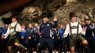 Einführung ins Schuhplatteln: Der Schotte John McGinn in Garmisch-Partenkirchen.
