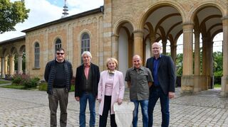 Fassade saniert: Bernd Strobel (v.l.), Volker Keller, Helen Heberer, Giacomo Ficarra und Andreas Adam mit der Schablone der Amphoren.