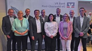 Vorstand und Aufsichtsrat mit Karsten Krug (v. l.), Brigitte Daiker-Neumann, Rüdiger Engert, Frank Ohl, Thomas Hartmann, Tina Soyez-Schork, Vorstand Claus Diehlmann, Martina Sotornik, Dirk Jalowiky und Richard Breuer.