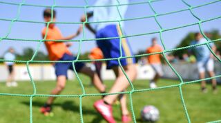 Frische Luft und viel Bewegung: Beim Fußball können sich Kinder richtig austoben.