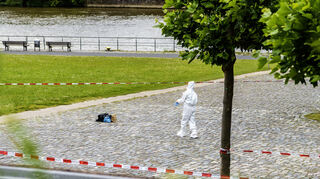 Die Spurensicherung macht ihre Arbeit am Tatort am Frankfurter Mainufer. Ein Mann hat eine auf einer Parkbank sitzende Frau mit einem Messer angegriffen und schwer verletzt.