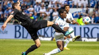 Mittelfeldmann mit Gardemaß: Maximilian Thalhammer (li.) im Trikot des VfL Osnabrück gegen den Magdeburger Bryan Teixeira.