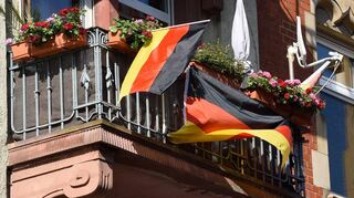 Geschmückte Balkone (wie hier in der Schafweide vor der EM 2016) sind in Mannheim kurz vor Turnierbeginn noch ein seltener Anblick.