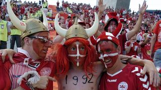 Dänische Fans – hier 2004 – verstehen zu feiern.