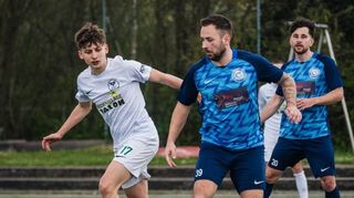 Björn Schnitzer (r.), hier gegen Leon Münch von Eintracht Bürstadt, machte beim FV Biblis in der Rückrunde oft den Unterschied aus, traf allein elf Mal.