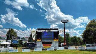 Das Fandorf in Weinheim ist gerüstet für den Ansturm: Am Freitag flimmert hier das Eröffnungsspiel der Deutschen über den riesigen LED-Bildschirm.