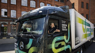 Am Steuer des eActros 600: Karin Rådström beim Start der Europa-Tour in Frankfurt.