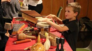 Kinder probieren alljährlich zum Tag der offenen Tür Instrumente der Musikschule aus. Beim City Jam am 22. Juni soll es auch ein Trommel-Schnuppern geben.