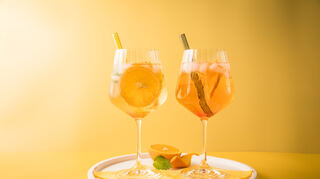 Der Arancello Spritz mit Orangen und Melisse als Deko liegt im Trend.