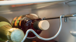 Damit Farbe und Aroma des Arancello-Likörs nicht an Qualität verlieren, sollte die Flasche dunkel, kühl und fest verschlossen aufbewahrt werden - gern auch für den nächsten Spritz gleich neben dem Sekt im Kühlschrank.