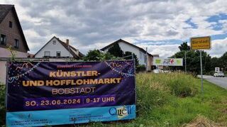 Große Plakate und Flyer werben für den Hofflohmarkt.