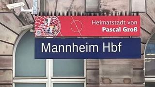 Mannheim hat jetzt auch eine Nationalspieler-Tafel am Hauptbahnhof.