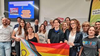 Am Projekt beteiligte Schülerinnen und Schüler, Lehrkräfte und Netzwerk-Vertreter freuen sich über den neuen Titel „Schule der Vielfalt“.