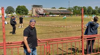 Auch Waldhof-Fan Andre Schleichert aus Mannheim ist zu Besuch im Fußball-Stadion der Stahlwerker Ernst Grube in Mannheims Partnerstadt Riesa.