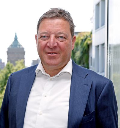 Inhaber Marcus Lingel in der Mannheimer Filiale der Merkur Privatbank. Im Hintergrund der Wasserturm.