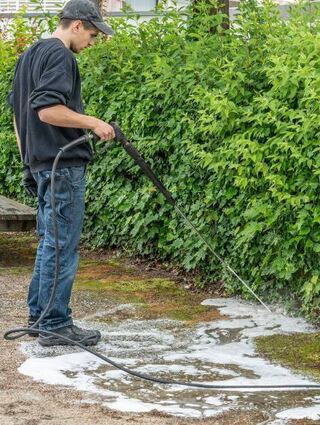 Ameisenbekämpfung mit heißem Wasser und Schaum in Kehl.