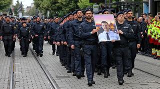 Mit einem Trauermarsch über die Planken haben Kolleginnen und Kollegen den getöteten Polizisten Rouven Laur gewürdigt.
