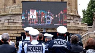 Die Trauerfeier wurde live auf den Friedrichsplatz übertragen. Im Rosengarten selbst waren nahezu keine Medien zugelassen.