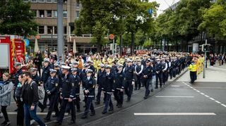 An dem Trauermarsch durch die Innenstadt haben etwa 2000 Polizistinnen und Polizisten aus ganz Deutschland teilgenommen.