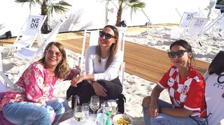 Public Viewing in der neuen Strandbar in der Industriestraße: Marie Wangier (von links), Nadine Karuk und Monika Sarközi.