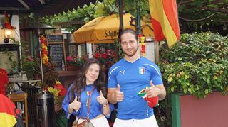 Daumen hoch für Italien: Isabellarosa Celestino und Fabio Graceffa auf dem Weg zum Public Viewing mit Freunden.
