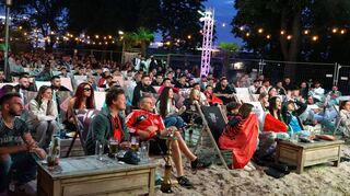 Freud und Leid teilen 450 Fans beim Public Viewing im OEG Citybeach.