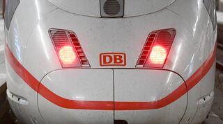 Fährt auch während der Fußball-EM über Gleise: Der ICE.