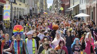 Schrill und bunt: Rund 2 000 Demonstranten ziehen beim „Pride March“ durch die Heidelberger Innenstadt.