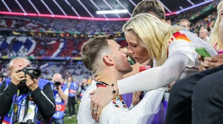 Ein Küsschen nach der EM-Premiere: Pascal Groß mit seiner Frau Sina nach dem Abpfiff der Partie gegen Schottland.