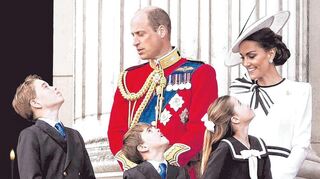 Auf dem Balkon des Buckingham-Palastes: Prinz William und Prinzessin Kate mit ihren Kindern George (vorne, li.), Louis (Mitte) und Charlotte.
