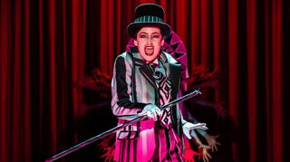 Nicht nur der Haifisch hat Zähne: Auch Annemarie Brüntjen hat als weiblicher Mackie Messer im Alten Kino Franklin ordentlich Biss.