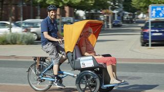 Lampertheim hat bereits eine eigene Rikscha. Unser Redaktionsmitglied Bernhard Zinke bei der Testfahrt mit Passagierin Ute Striebinger.