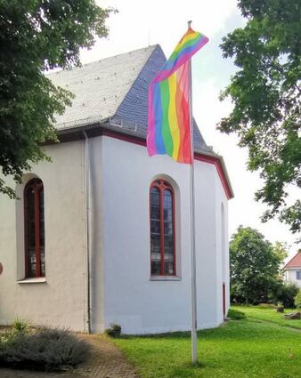 Seit Anfang Juni weht die Fahne in den Farben des Regenbogens.