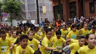 Jetzt geht’s looooos: Beim Bambini-Lauf der 1. und 2. Klassen starten 81 Mädchen und Jungen auf die 400 Meter lange Strecke.