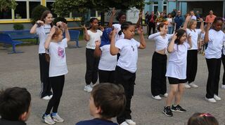 Schülerinnen präsentieren ihre eigens zum 30. Geburtstag der Grundschülerbetreuung einstudierte Hip-Hop-Choreografie.