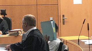 Verteidiger und Angeklagter (r.) beim Prozessauftakt in Darmstadt.