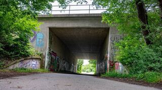 Am Radweg entlang der Bensheimer Erlache, nahe der Unterführung unter der A 5, soll die Leiche der vermissten Frau gefunden worden sein.