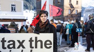 Marlene Engelhorn während einer Kundgebung im Januar 2024 in Davos vor dem Weltwirtschaftsformum. Sie hält ein Plakat mit der Aufschrift "Besteuert die Reichen!".