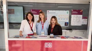 Julia Katzenbach-Trosch (v.l.), Pinar Egri und Esra Egri informierten in Bürstadt über die Generalsanierung der Riedbahn-Strecke.