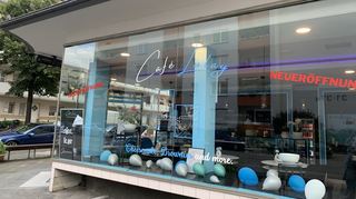 Blaue Akzente und ein großes Schaufenster: Das Café Lulay in der Neckarstadt.