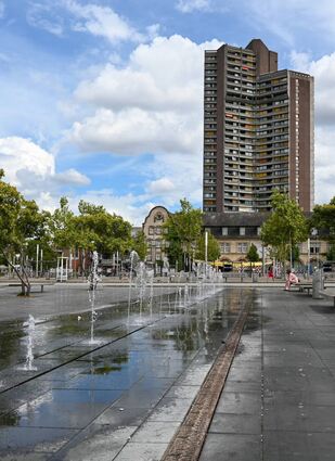 Wasserfontänen sorgen auf dem Alten Messplatz für Abkühlung. Vor allem in der Innenstadt dürfte es in den nächsten Jahren deutlich wärmer werden.